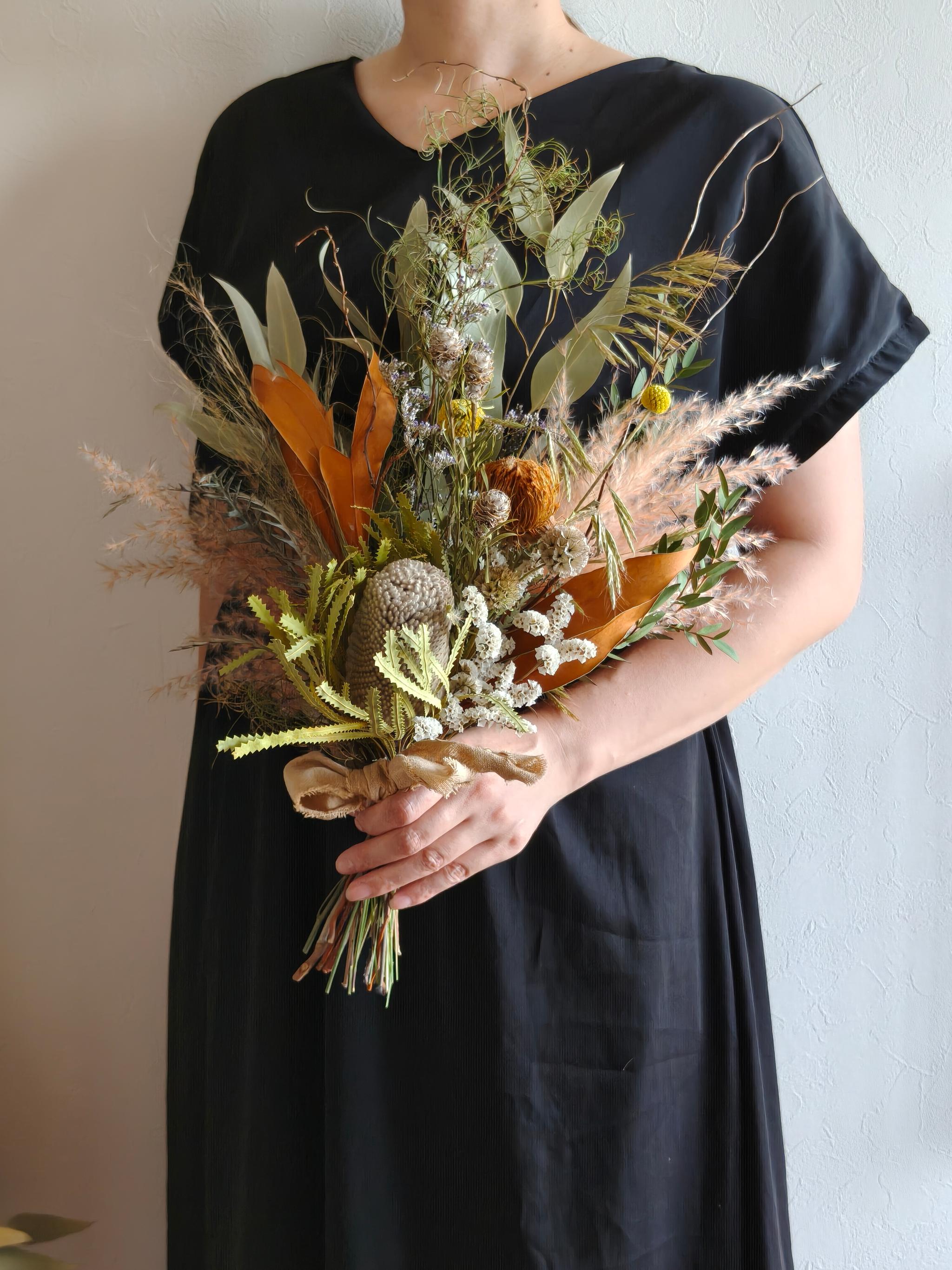 ワイルドフラワーのドライフラワースワッグブーケ ウェディングブーケ前撮り 和装 インテリア ユーカリ バンクシア リース | 3枚目